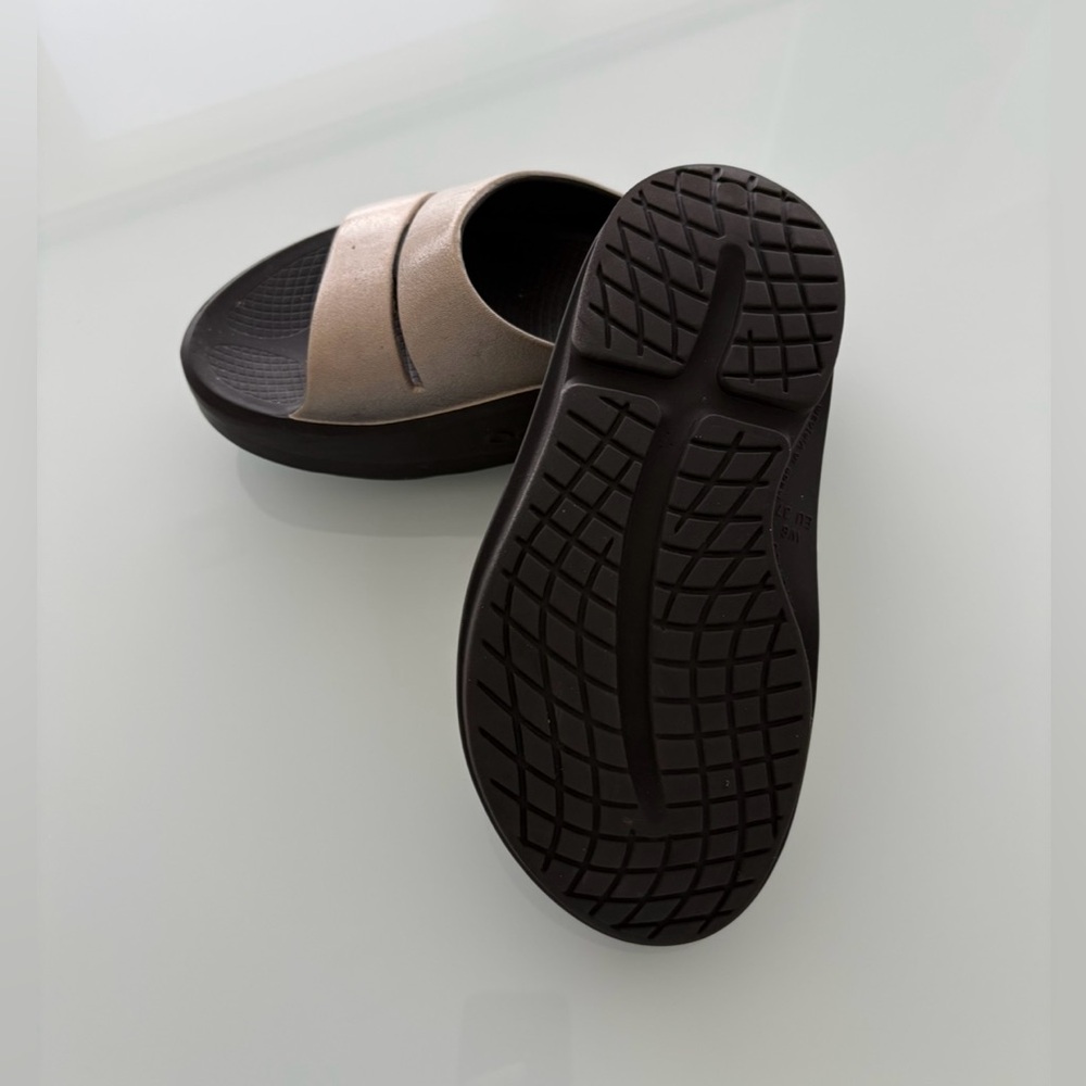 OOFOS Women's OOahh Luxe Slide Sandal Atlantis Iridescent Latte US 6 Eu 37 NEW - Picture 3 of 6